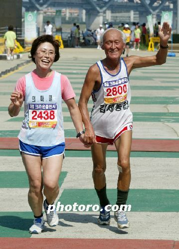 서울하프마라톤, 고령의 선수 완주하며 두손을 꼭 잡고!