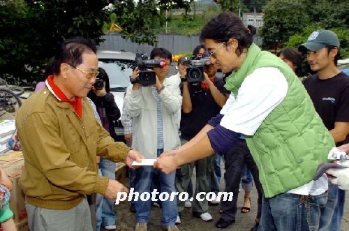 기부금을 전달하는 신현준