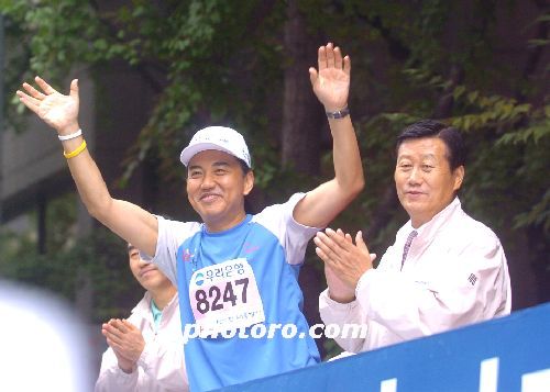 '저도 뛰어요' 박진 의원의 응원-청계천 마라톤 대회