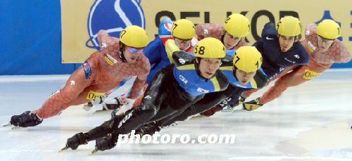 쇼트트랙 결승에서 한국 안현수(금), 이호석(은)