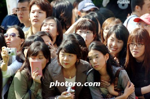 꽃미남 배우에 빠진 팬들 