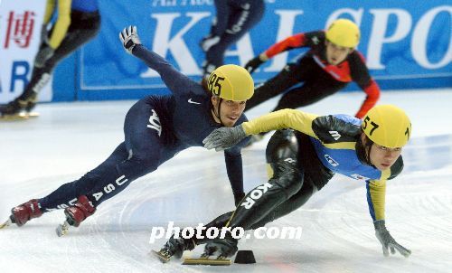 쇼트트랙 월드컵 남자 5000M 계주 준결승서 안톤 오노를 제치는 안현수!!