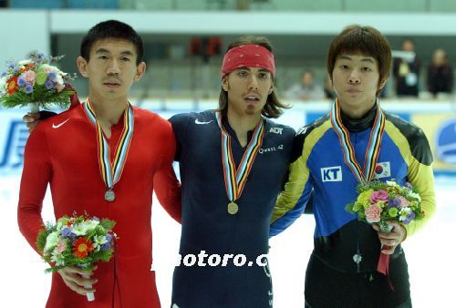 오노, 1000M 결승에서 금메달을 목에 걸다.