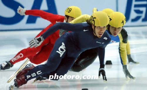 안톤 오노, 1000M 결승에서 금메달을 목에 걸었다.