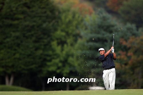 그림같은 배경에 환상적인 아이언샷