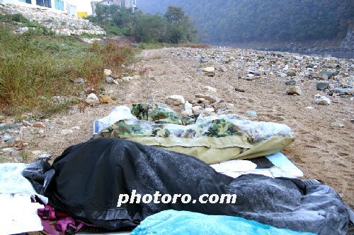 ‘누울 공간만 있으면 어디든 잔다’ -강변 비박 모습