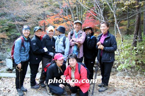 “산에 와도 인기야”-만화가 허영만 화백 