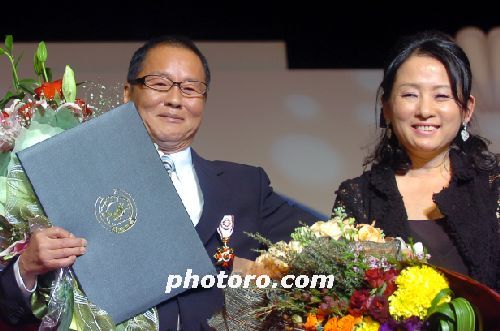 부인 김영임씨와 기쁨을 나누는 이상해 