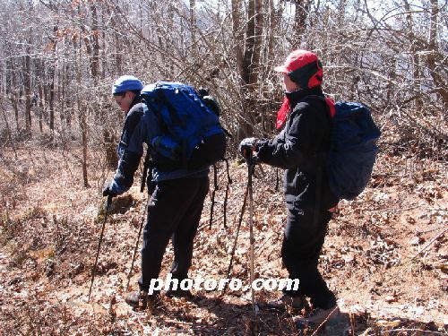 내리막에선 길게해 앞을 찍어 체중 분산-스틱 사용법①