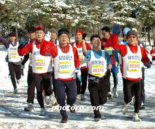 설원 달리는 마라토너들