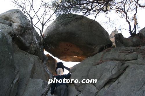 정상으로 향하는 관악문-관악산 겨울산행