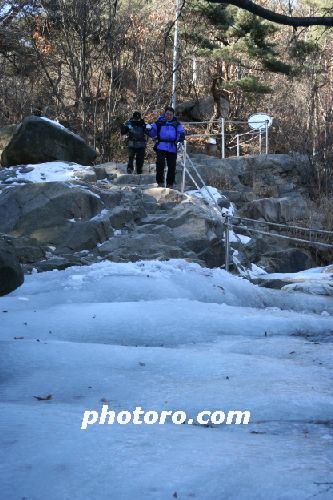 꽁꽁 언 등산로변 계곡-관악산 겨울산행