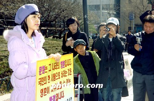 강성연의 모습을 핸드폰 카메라에 담는 시민들 