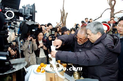 한마음으로 향을 피우는 두거장