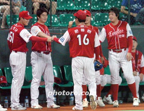 승리투수 문동환. 동료들의 축하