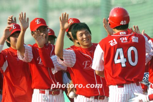 선취 득점으로 환영받는 김인철!