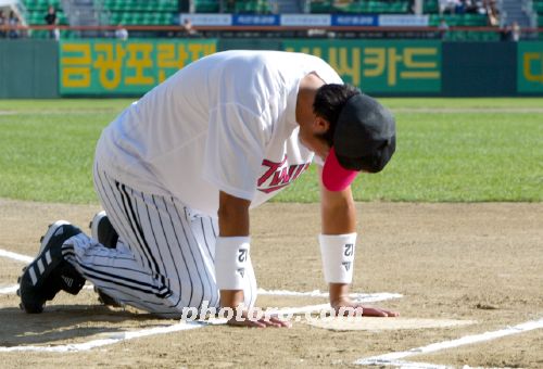 홈플레이트에 작별을 고하는 김정민