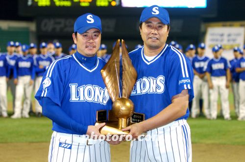 2년 연속 정규리그 우승 트로피를 들고 있는 삼성 진갑용과 양준혁! 