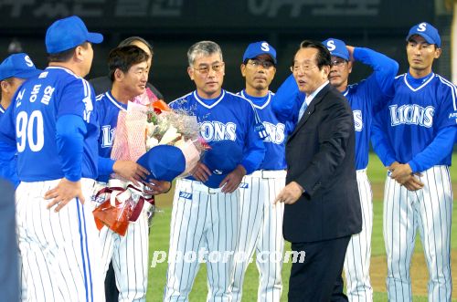 삼성 코칭 스태프들을 격려하는 신상우 총재! 