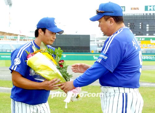 선동렬, 수제자에게 꽃다발 축하