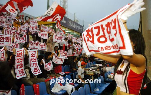 열띤 응원을 펼치는 한화 응원단