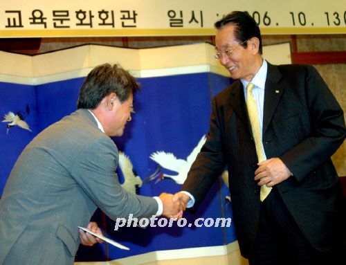 KBO 신상우 총재, 허세환 감독에게 격려금 전달