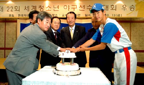 축하 케익을 커팅하는 신상우 총재와 귀빈!!