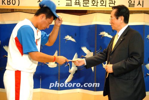 KBO 신상우 총재, 김광현 선수단 대표에 격려금 전달