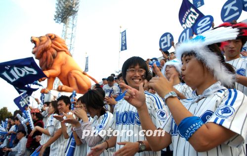 응원으로 힘을 불어넣는 삼성 서포터스!