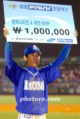 김재걸, 싹쓸이 적시타로 4차전 MVP 수상!!