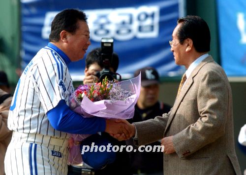 꽃다발 전달하는 신상우 총재!