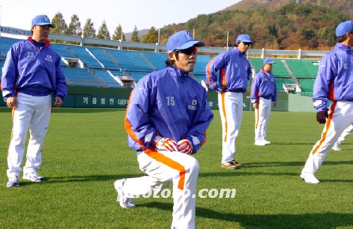 대표팀 승선 후 몸을 푸는 이용규