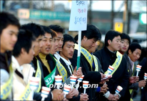 촛불 시위를 벌이는 프로야구 선수들!