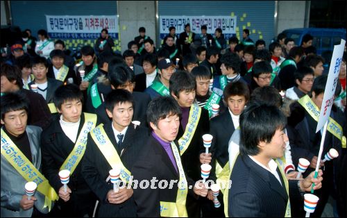 220여명의 프로야구선수들이 촛불 시위 벌여!