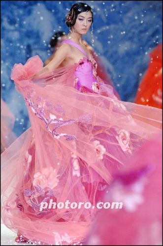 화사한 핑크빛 드레스 차림의 슈퍼모델 강소영