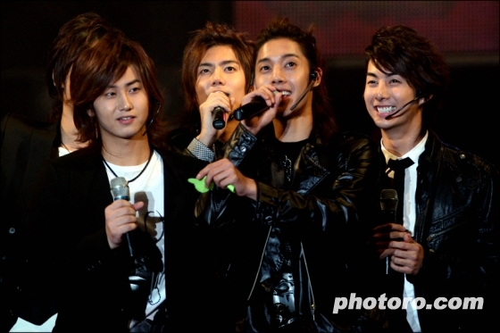 SS501, 팬들과 가까이 더 가까이...