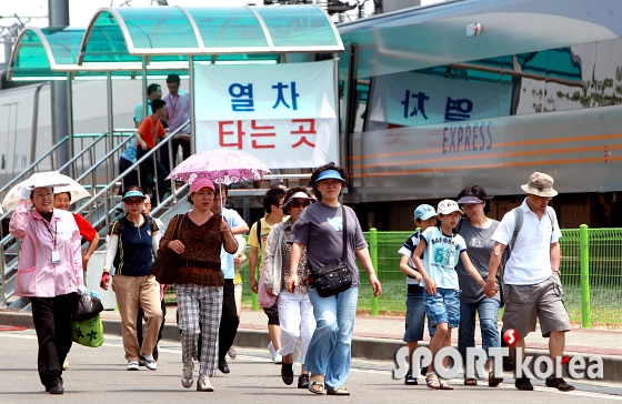 `여름피서` 공항철도 타고 가까운 영종도로!