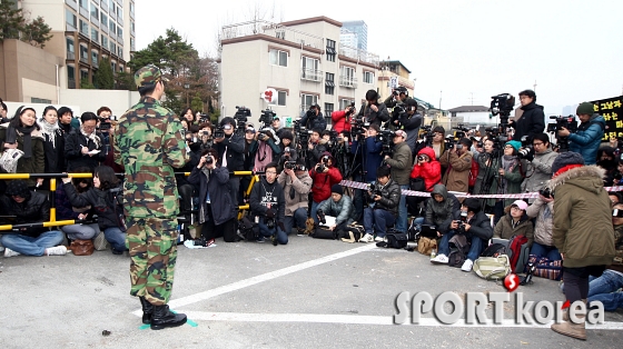 제대한 공유, `오랜만에 수많은 취재진 앞이라 떨려요`