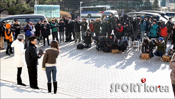 김종민 소집해제, 추운날씨에도 열띤 취재경쟁!