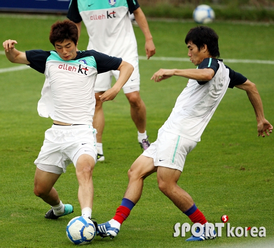 기성용, 내가 먼저 잡았어!!