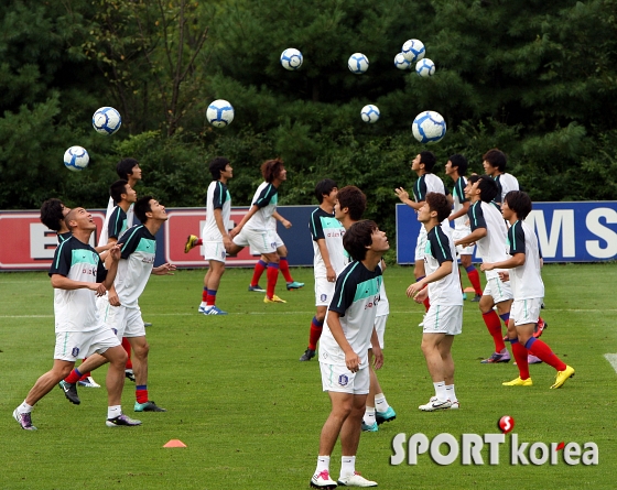 머리로 패스를 하며 훈련을 갖는 축구대표팀