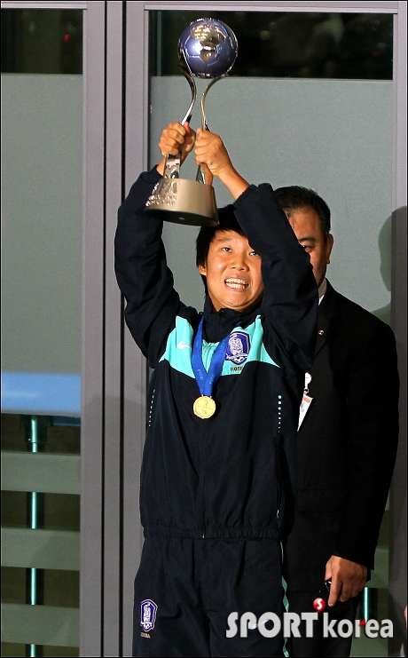 여자 축구대표팀, 우승트로피를 앞세우고 당당히 입장!