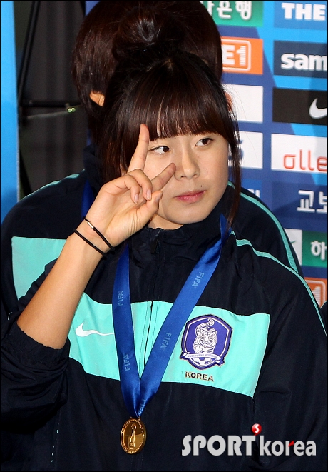 얼짱 축구소녀 이유나, 깜찍한 V!