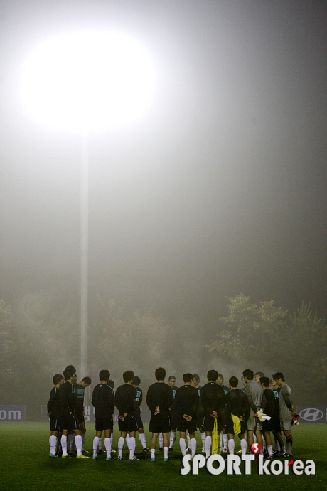 밤안개 자욱한 축구대표팀 훈련장!