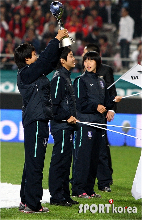 우승컵을 높이 든 여자축구대표팀!