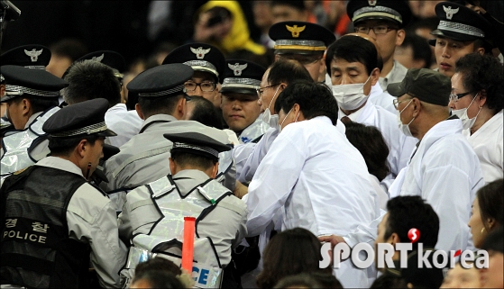 경찰과 대치중인 태평양전쟁 유족회원들!