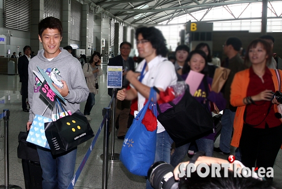 이청용, 팬들 환송 받으며 출국!