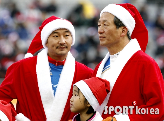 산타로 변신한 정몽준 회장과 이천수