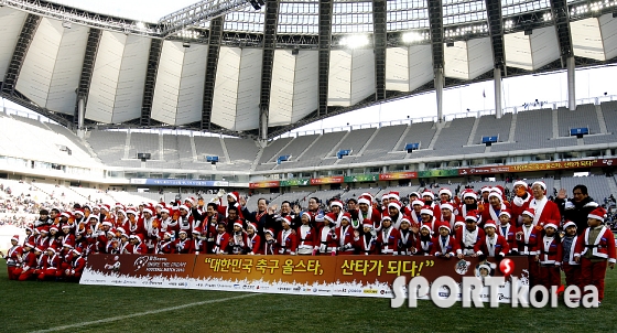 `산타로 변신한` 축구 올스타!