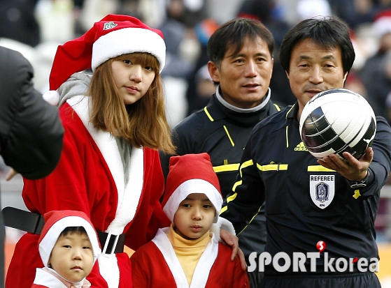 정다래, 축구장 밝히는 `얼짱 산타`